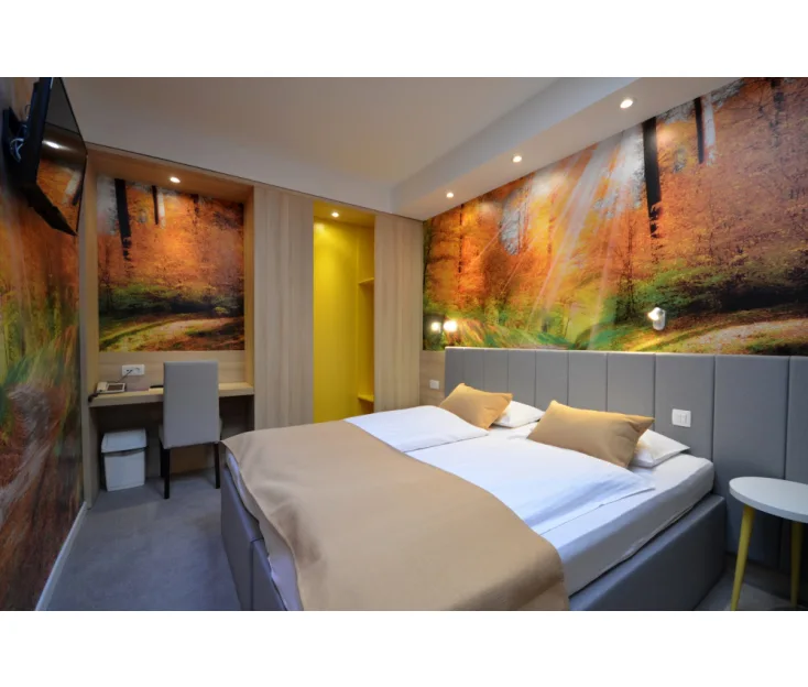 barvita soba v hotelu Emonec