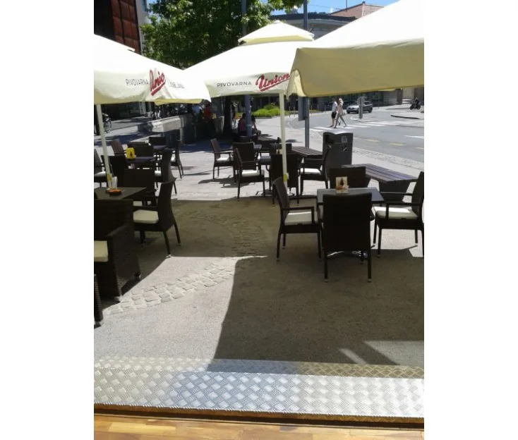 Pekara Orehek Kranj-stolovi in stolice Škerjanc.