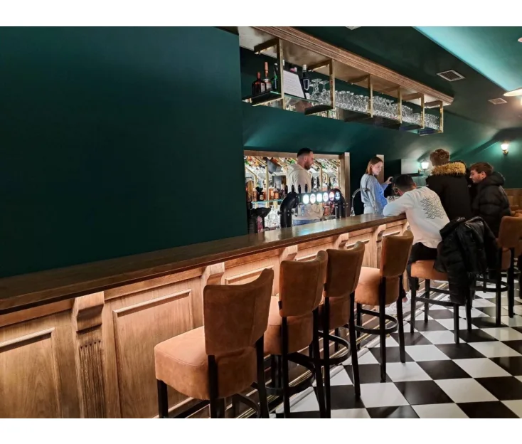 Robinson's Pub, Koper Bar