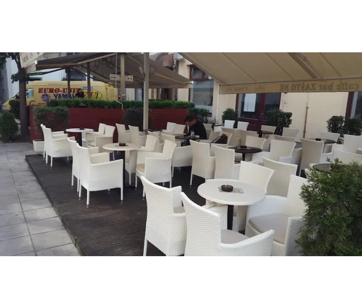 Caffe bar Zašto ne (Zagreb)- stolovi i stolice Škerjanc.